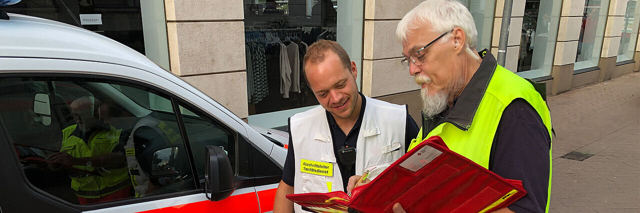Zwei Einsatzkräfte besprechen sich